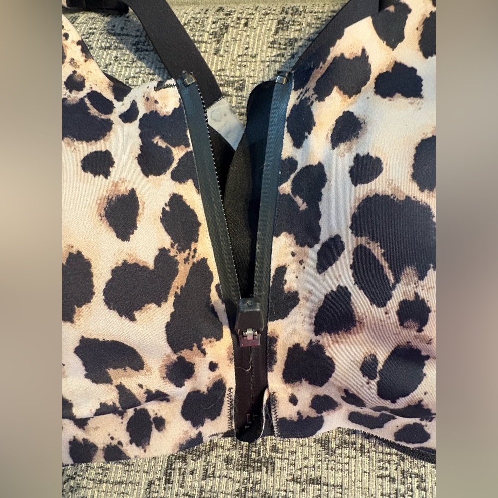 Victoria's Secret 36DDD 2-Layer Sport Bras-set of 4-pink, white, black, leopard - Picture 14 of 16